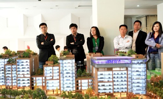 胡志辉 -中寰创世（郑州）营销策划公司总经理   参观建业地产项目-联盟新城