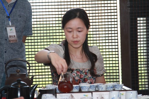 茶艺师在泡茶